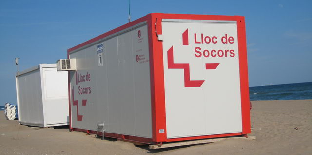 Un de los tres puntos de socorro de la Cruz Roja en la playa de Gavà Mar (Verano de 2008)